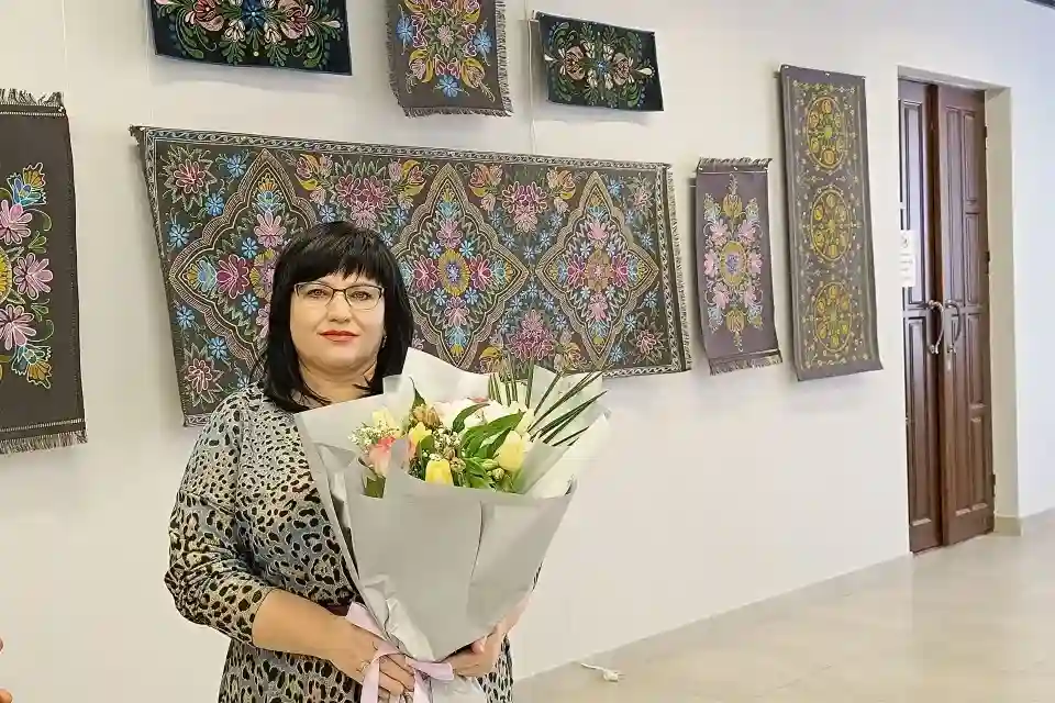 У Хмельницькому відкривається виставка «мальованих килимів» Наталії Луценко з Вінниччини