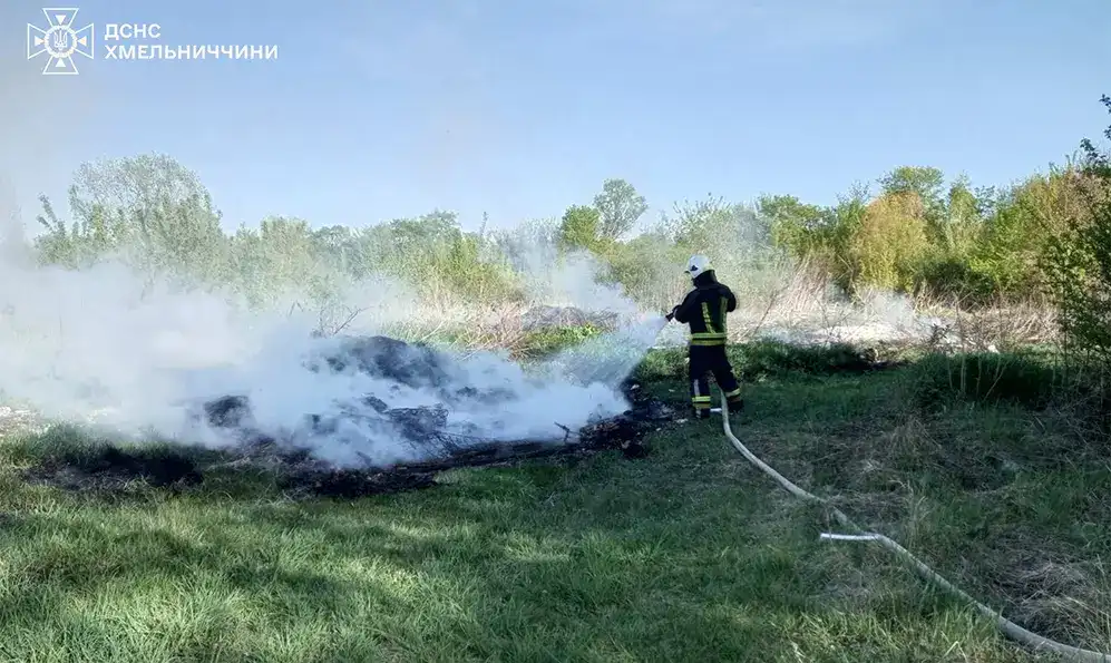 На Хмельниччині за добу сталося 11 пожеж — горіли сіно, гараж і сухостій