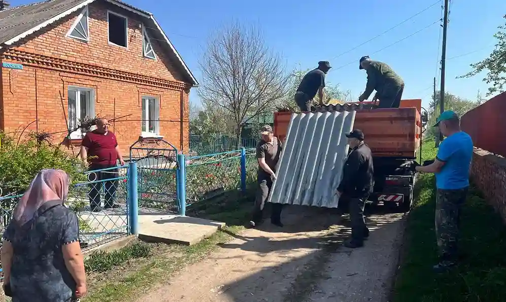 У селі Волиця Хмельницької громади тривають роботи з ліквідації наслідків ракетного обстрілу
