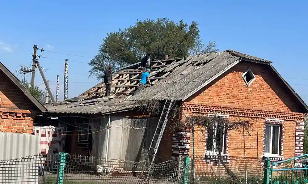 У селі Волиця Хмельницької громади тривають роботи з ліквідації наслідків ракетного обстрілу