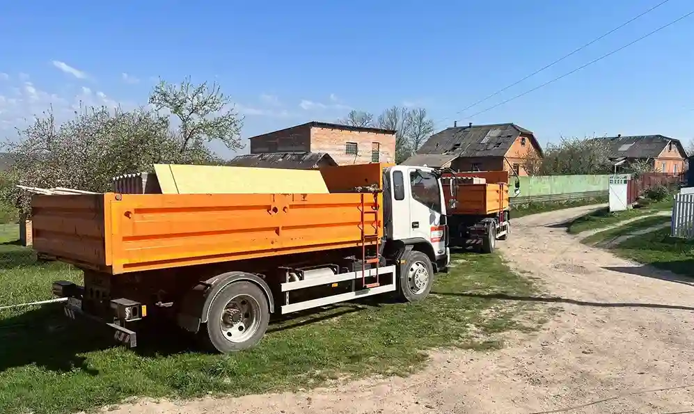 У селі Волиця Хмельницької громади тривають роботи з ліквідації наслідків ракетного обстрілу
