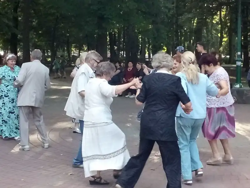 Танці, знайомства і хороша музика: у Хмельницькому тривають ретро-дискотеки для старшого покоління
