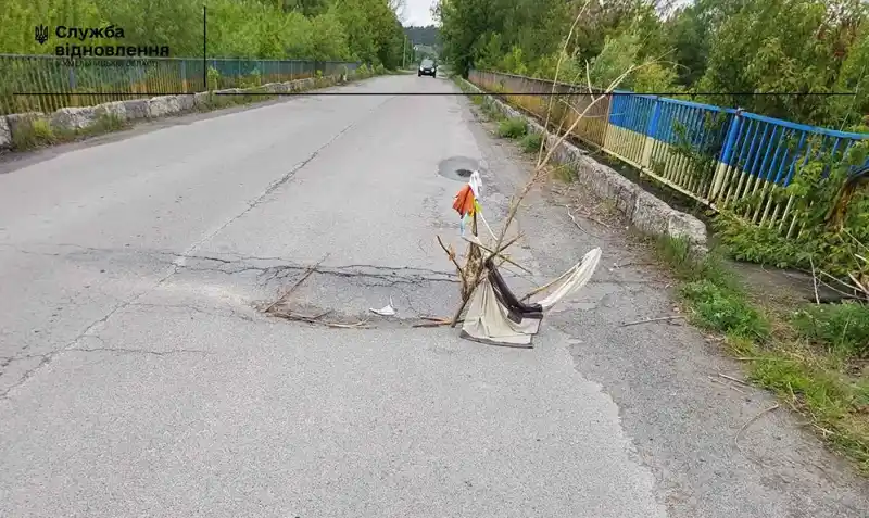 На кордоні двох областей оперативно усунули аварійну ситуацію на мосту