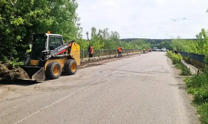 На кордоні двох областей оперативно усунули аварійну ситуацію на мосту