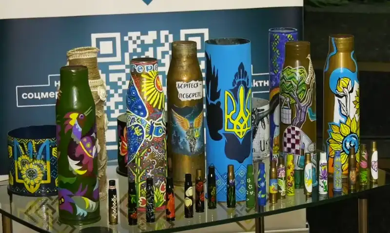 У Хмельницькому триває благодійна лотерея: розігрують артефакти війни на підтримку ЗСУ