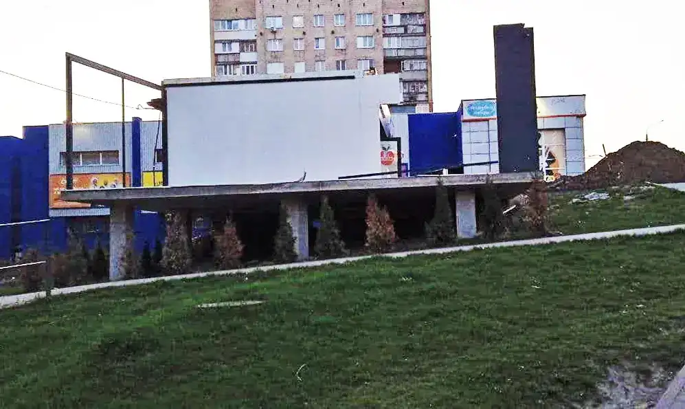 У Хмельницькому демонтують МАФ, який рік тому поставили в зеленій зоні на Виставці