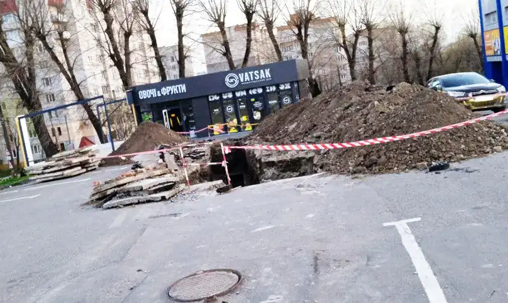 У Хмельницькому демонтують МАФ, який рік тому поставили в зеленій зоні на Виставці