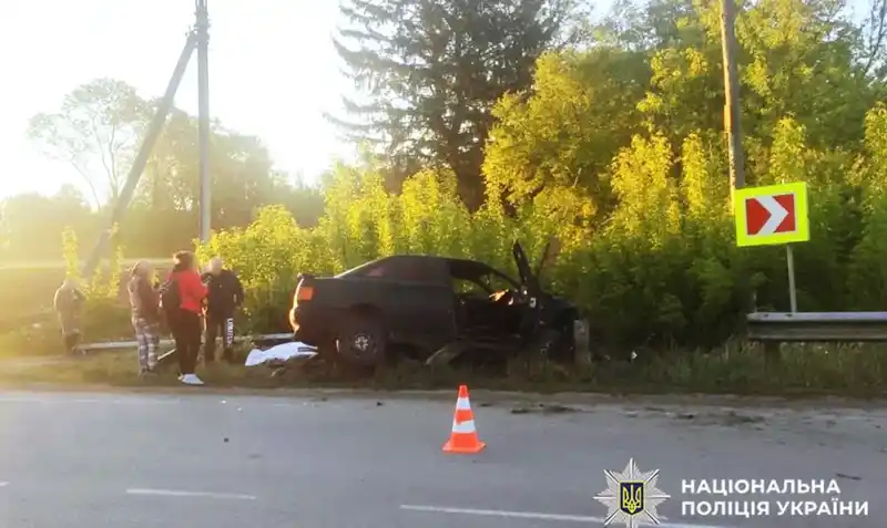 На Хмельниччині автомобіль врізався у відбійник — водій загинув