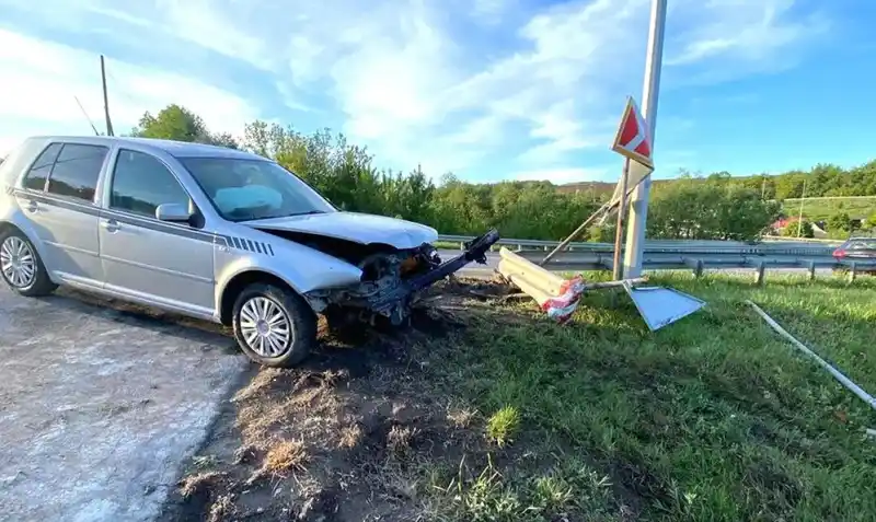 На дорогах Хмельниччини серія ДТП: пошкоджено знаки, огородження й навіть будинок