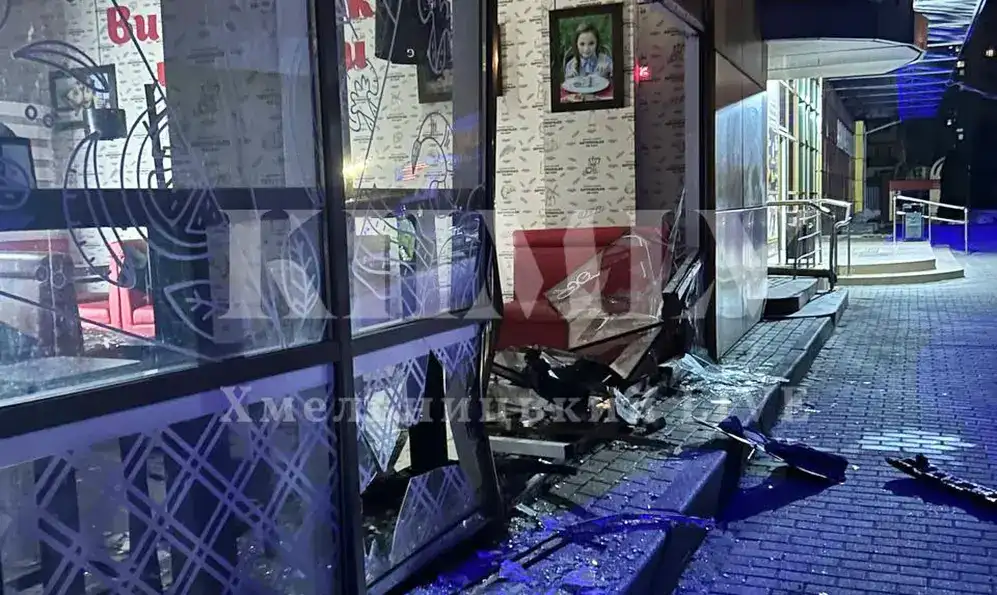 У Хмельницькому вночі автомобіль влетів у фасад кафе на проспекті Миру