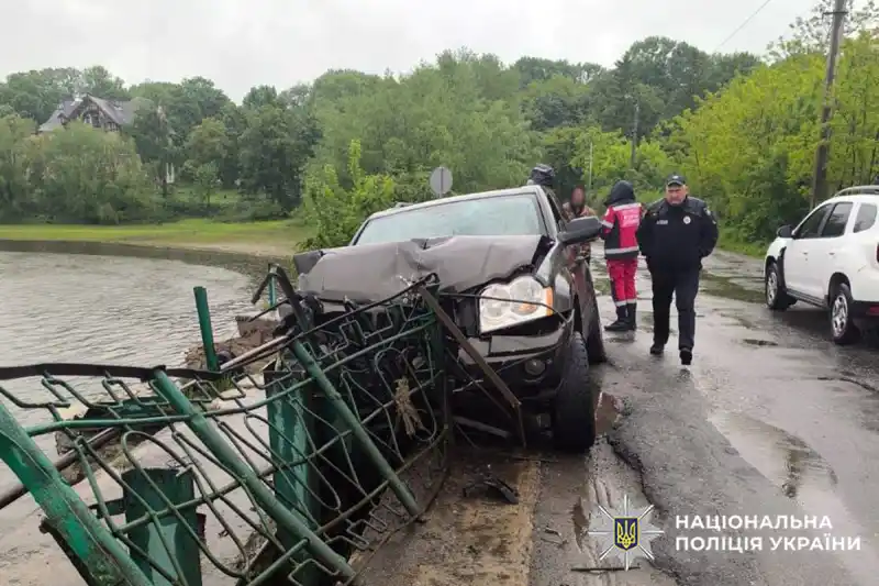 На Хмельниччині джип збив велосипедистку та врізався в огорожу
