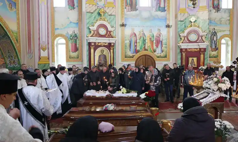 Красилів прощається з жертвами ракетного удару: під дощем і молитвами поховали чотирьох загиблих