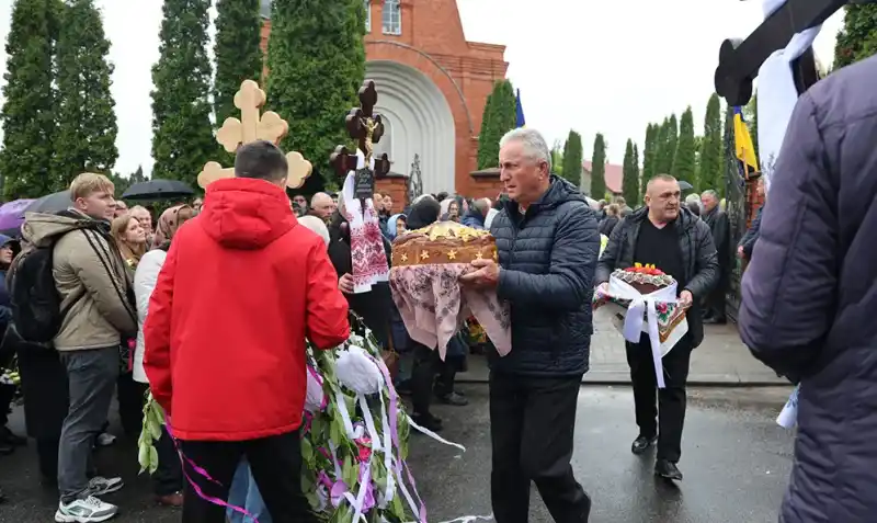 Красилів прощається з жертвами ракетного удару: під дощем і молитвами поховали чотирьох загиблих