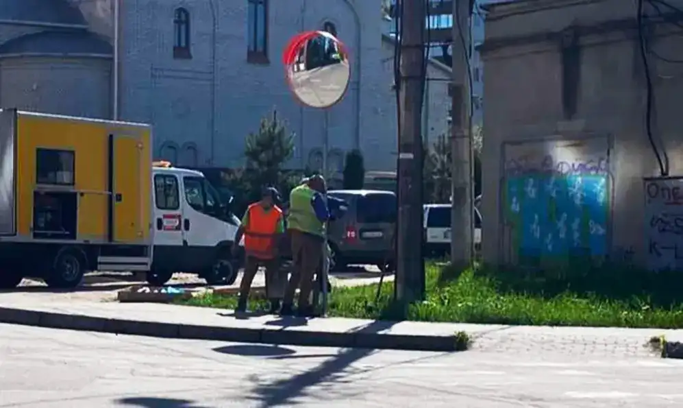 У Хмельницькому встановлюють дорожні дзеркала для підвищення безпеки на складних ділянках