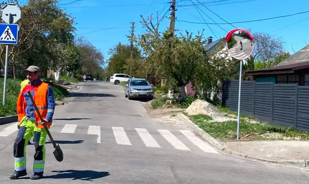 У Хмельницькому встановлюють дорожні дзеркала для підвищення безпеки на складних ділянках