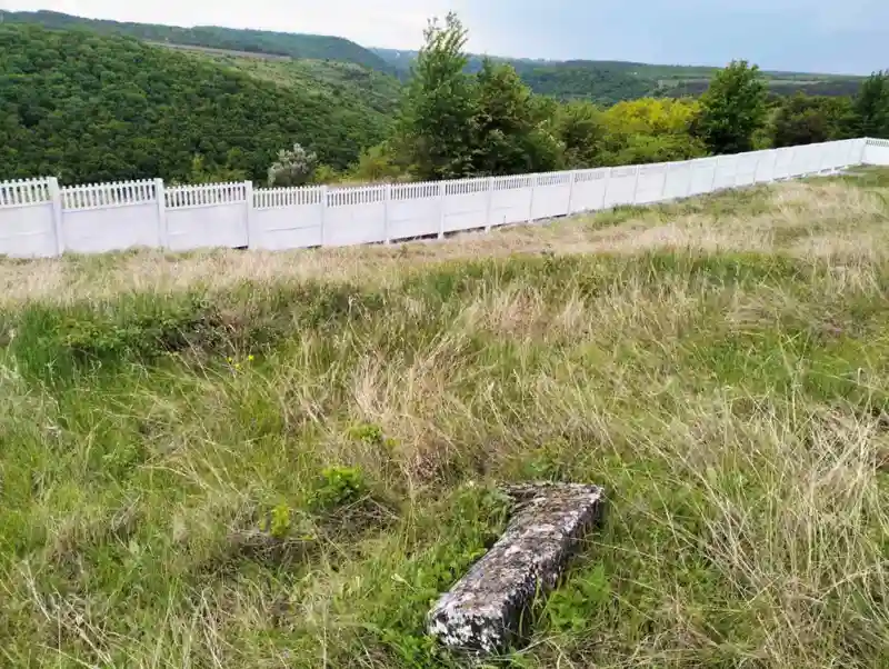 У Китайгороді на Хмельниччині встановили огорожу навколо єврейського цвинтаря XIX століття