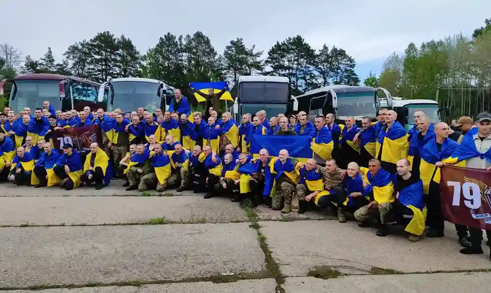 Додому з неволі: шістьох захисників з Хмельниччини звільнили з російського полону