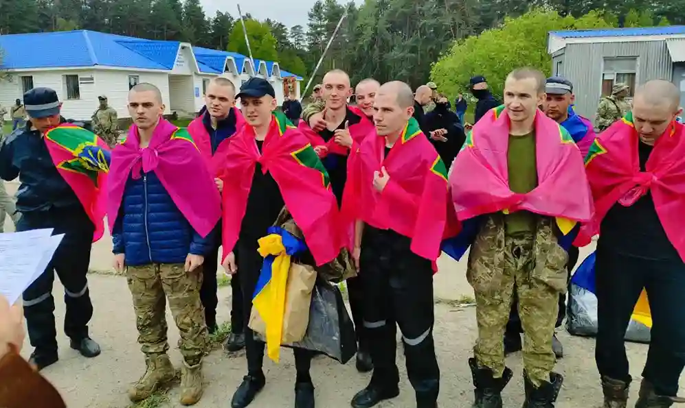 Додому з неволі: шістьох захисників з Хмельниччини звільнили з російського полону