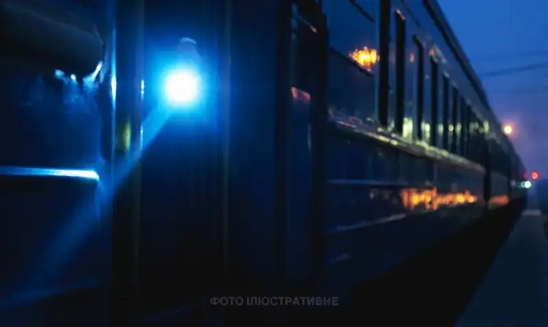 Потяг екстрено зупинився біля Кам’янця-Подільського через дівчину на коліях: постраждала у тяжкому стані