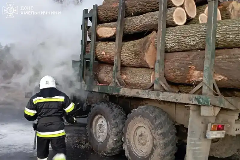 Пожежі на Хмельниччині: горіли будинки, автомобілі та екосистема