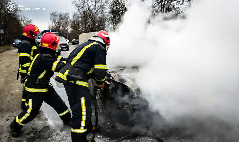 У Хмельницькому згорів легковик через розгерметизацію газової установки