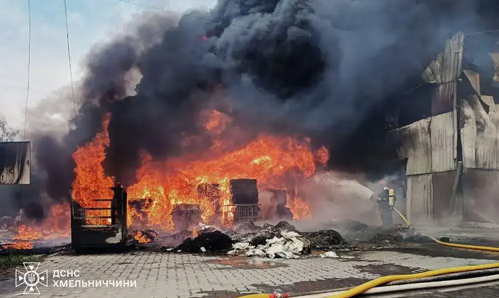 Масштабна пожежа у Летичеві: понад 50 рятувальників боролися з вогнем на підприємстві