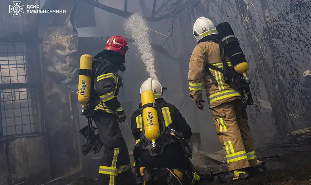 Масштабна пожежа у Летичеві: понад 50 рятувальників боролися з вогнем на підприємстві