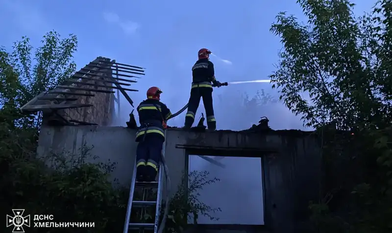 На Хмельниччині за добу загасили пожежі в будинку, споруді та на скутері