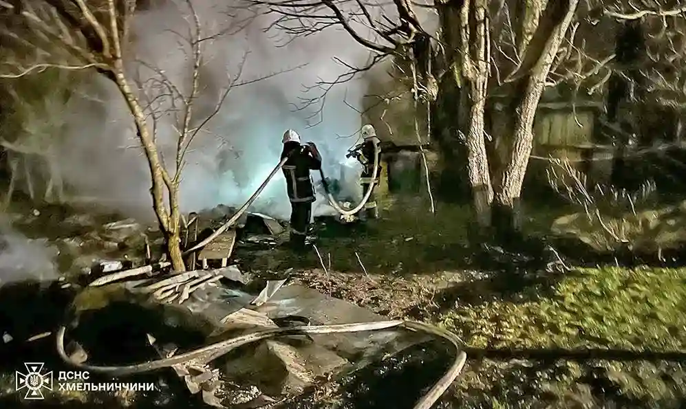 На Хмельниччині за добу горіли авто, господарча споруда та сухостій