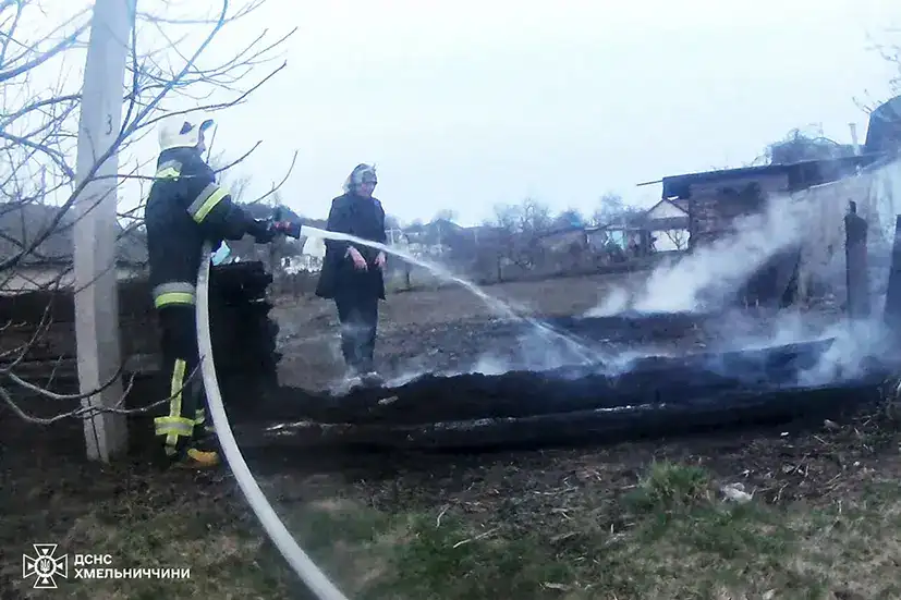 На Хмельниччині горіли шини та тирса: рятувальники ліквідували пожежу в Чемерівцях