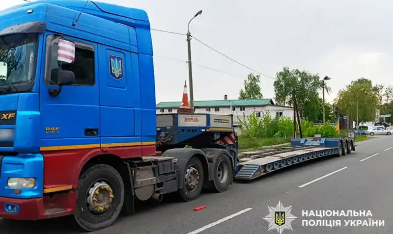 У Славуті вантажівка наїхала на пішохода: постраждалого госпіталізували з переломами