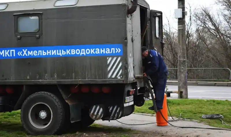 У центрі Хмельницького тимчасово відключили воду через аварію на мережі