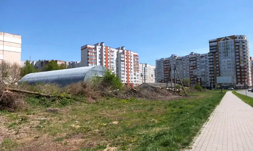 У Хмельницькому знищили фруктовий сад заради будівництва багатоповерхівки