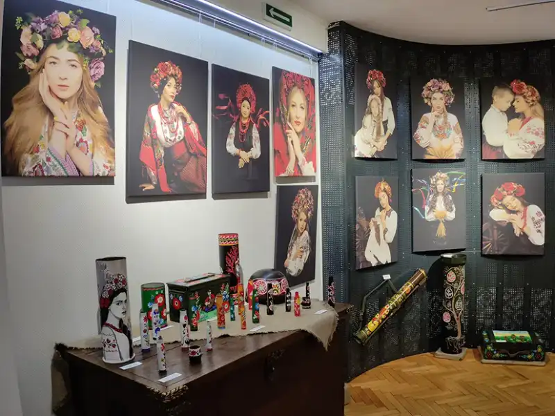 Квіти на гільзах і жіноча міць: у Хмельницькому відкрили дві виставки про незламність