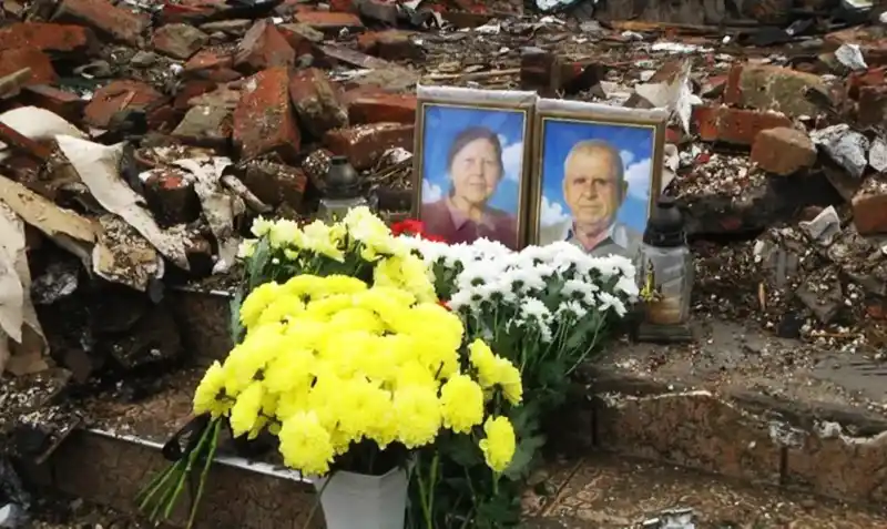 Красилів прощається з жертвами ракетного удару: під дощем і молитвами поховали чотирьох загиблих