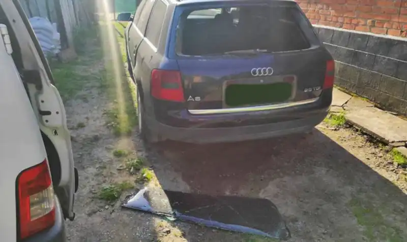 Розтрощені будинки, побиті автівки та уламки в повітрі: наслідки нічної атаки на Хмельниччину