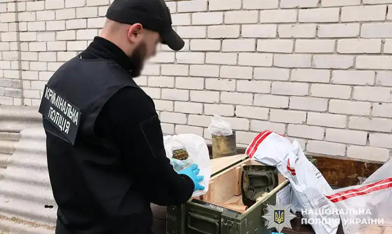 Патрони, гранати, димові шашки: під Хмельницьким викрили схованку боєприпасів у дачному будинку