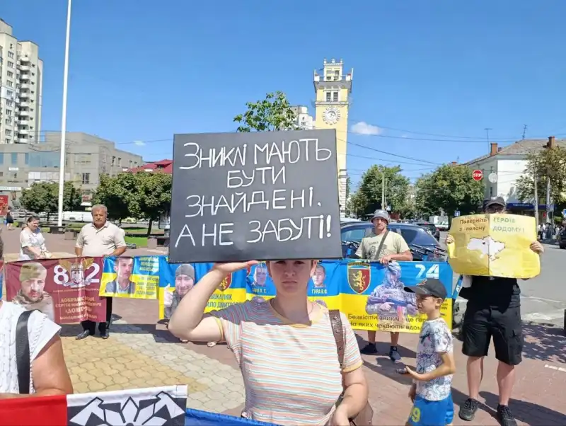 У Хмельницькому вже три роки щоп’ятниці виходять на акцію за повернення полонених і зниклих безвісти