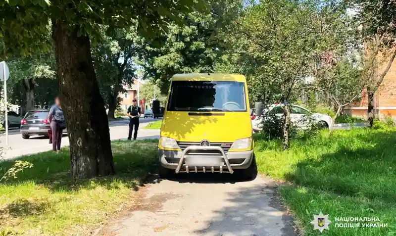 У Хмельницькому мікроавтобус наїхав на пенсіонера під час руху заднім ходом