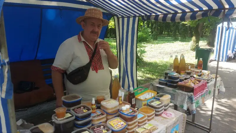 Медовий ярмарок у Хмельницькому: пасічники з двох областей представили свої найкращі продукти