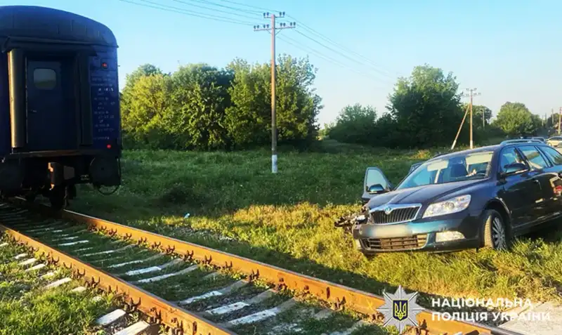 На Хмельниччині легковик зіткнувся з локомотивом: постраждала жінка