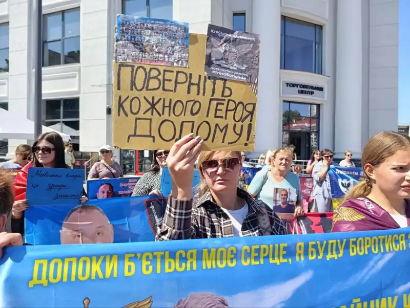 У Хмельницькому вже три роки щоп’ятниці виходять на акцію за повернення полонених і зниклих безвісти