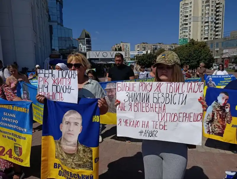 У Хмельницькому вже три роки щоп’ятниці виходять на акцію за повернення полонених і зниклих безвісти